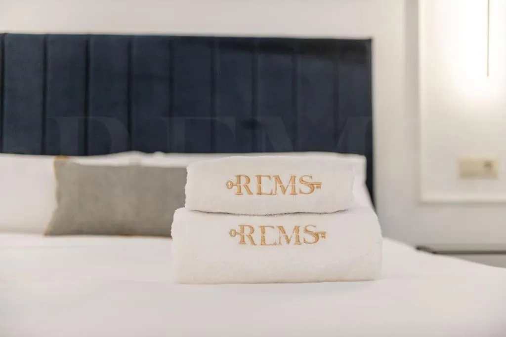 Apartment Historic Gem With Modern Comfort By Rems Malaga